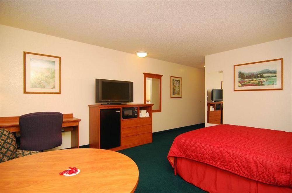 Quality Inn & Suites Medford Airport Exterior foto