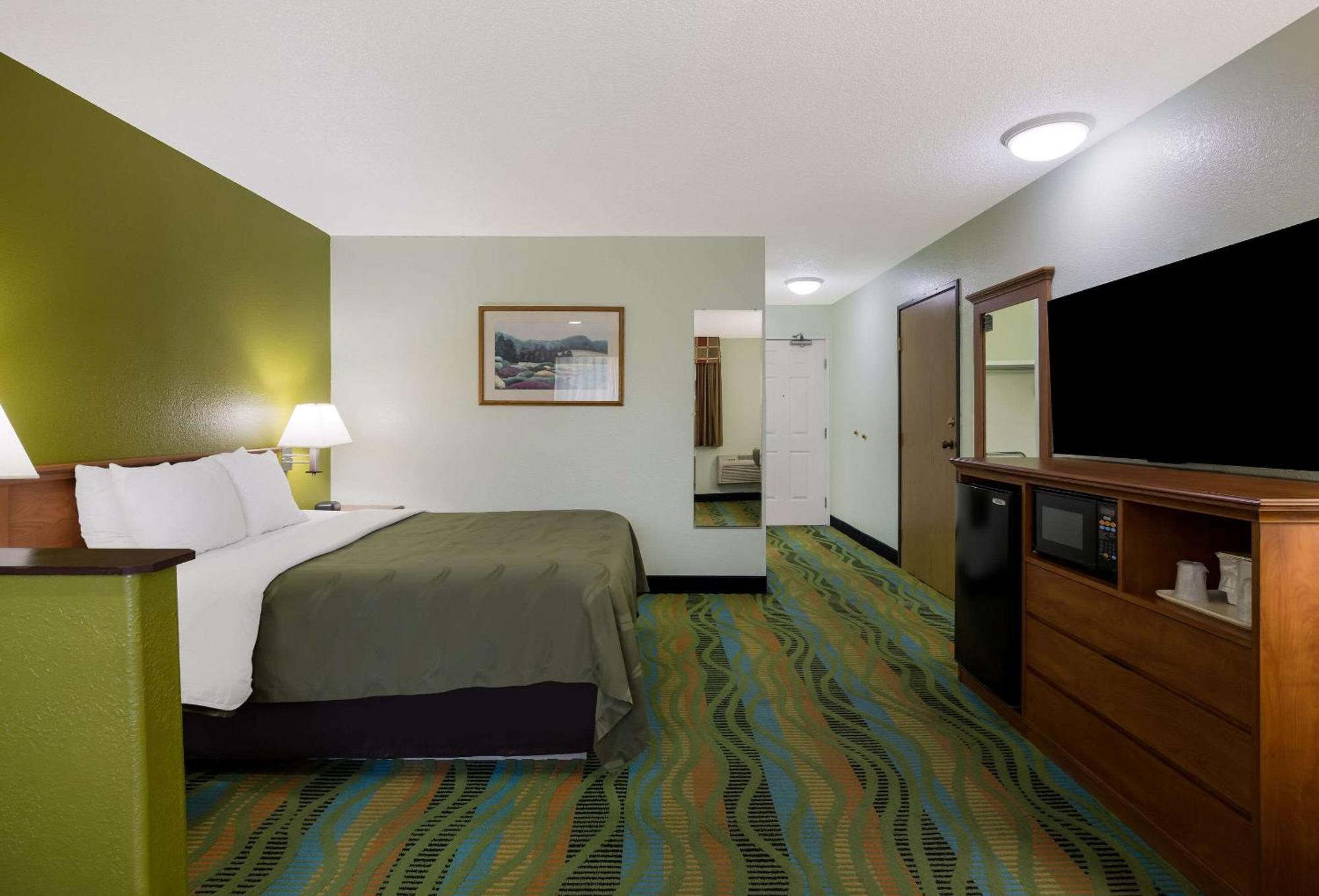 Quality Inn & Suites Medford Airport Exterior foto