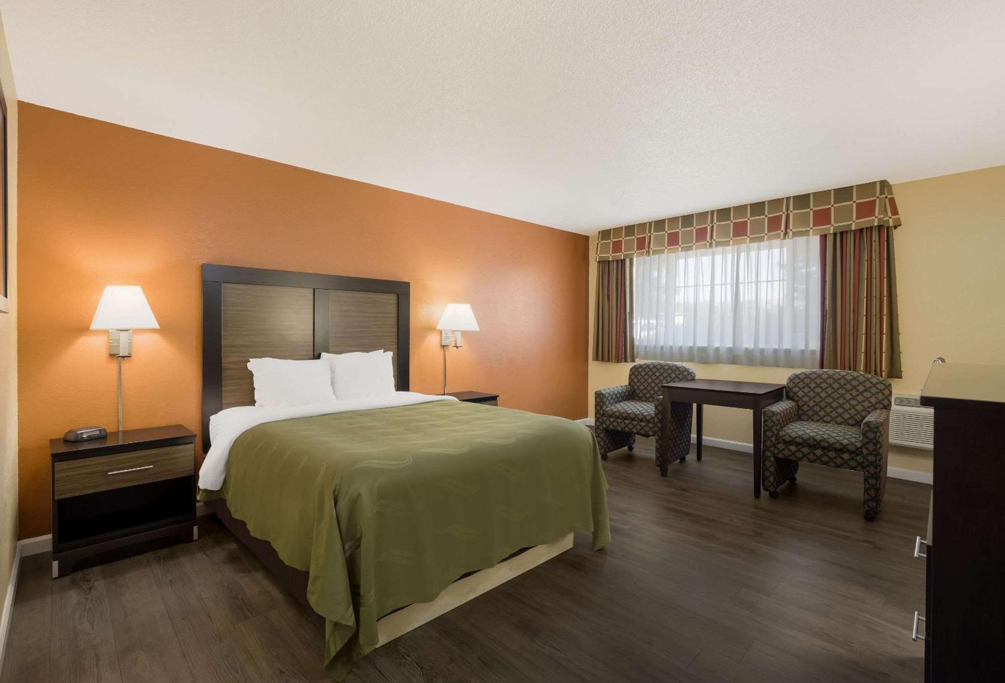Quality Inn & Suites Medford Airport Exterior foto