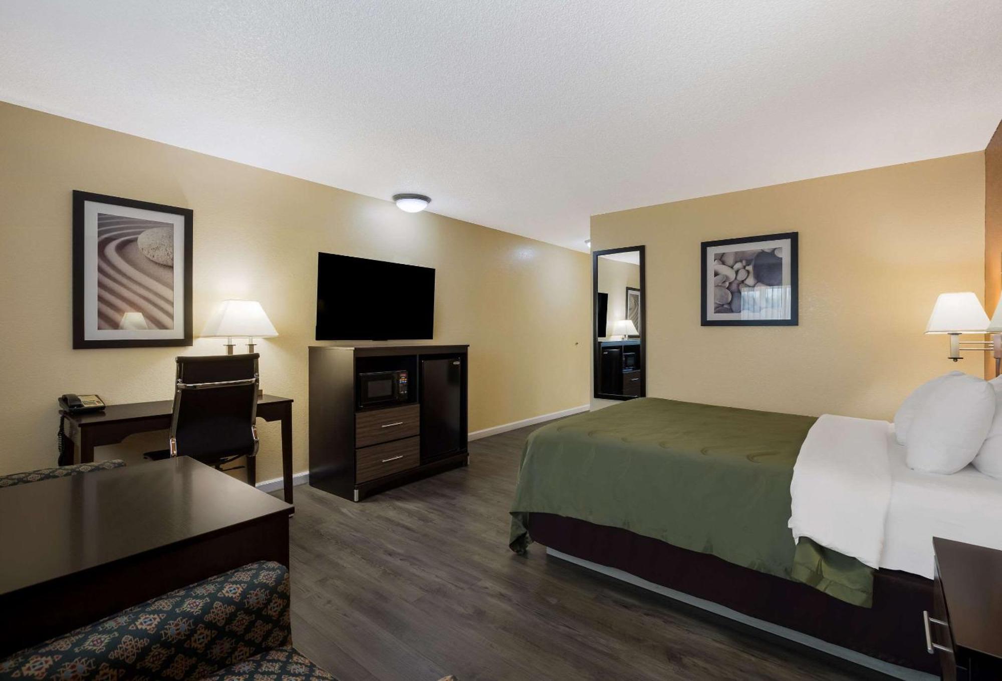 Quality Inn & Suites Medford Airport Exterior foto
