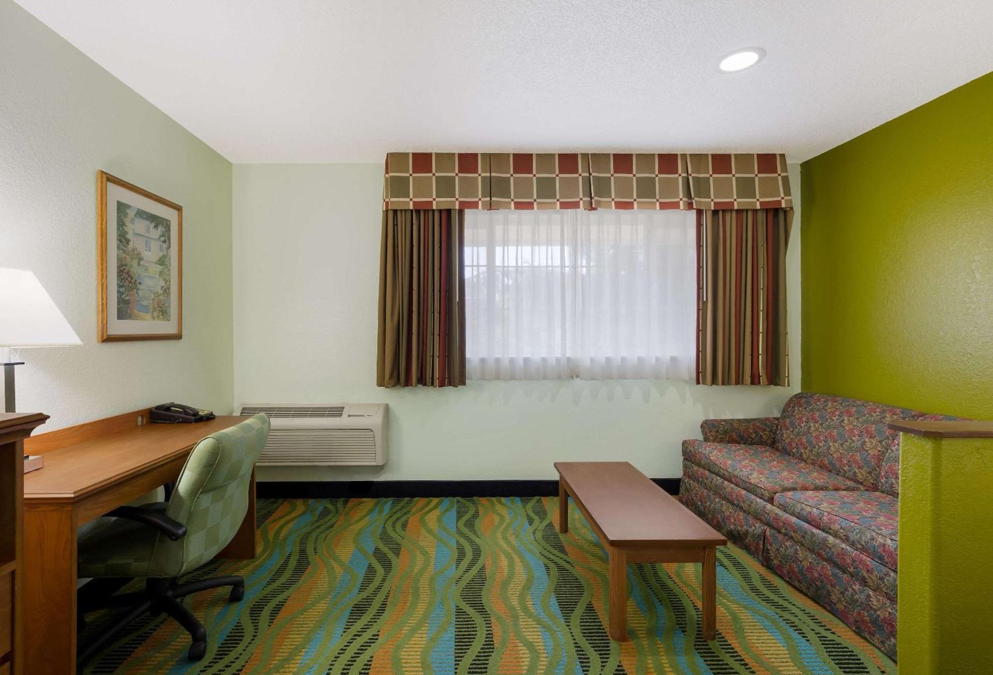 Quality Inn & Suites Medford Airport Exterior foto
