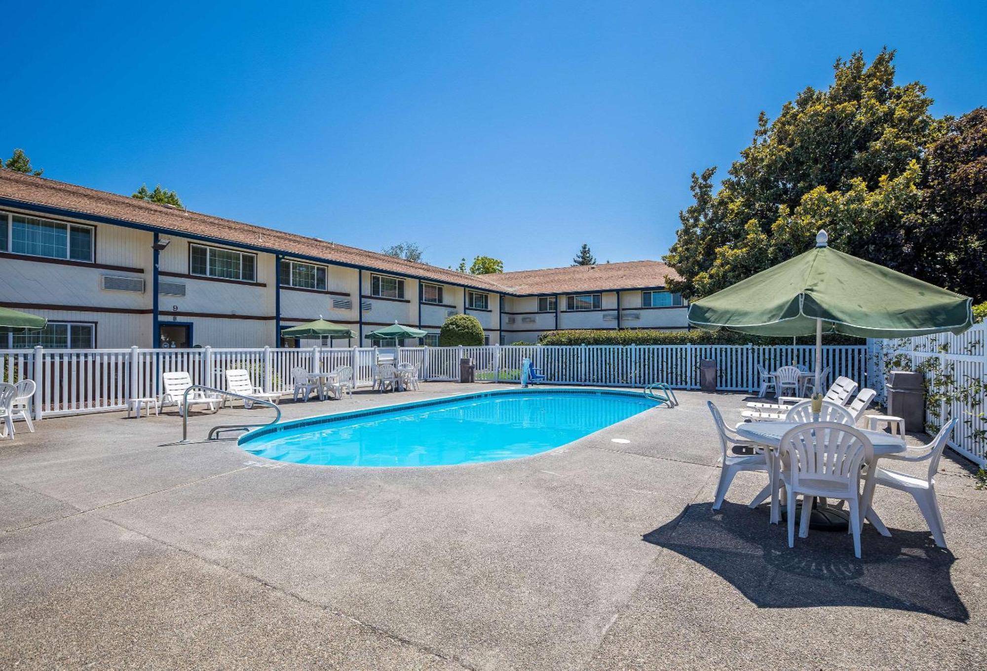 Quality Inn & Suites Medford Airport Exterior foto