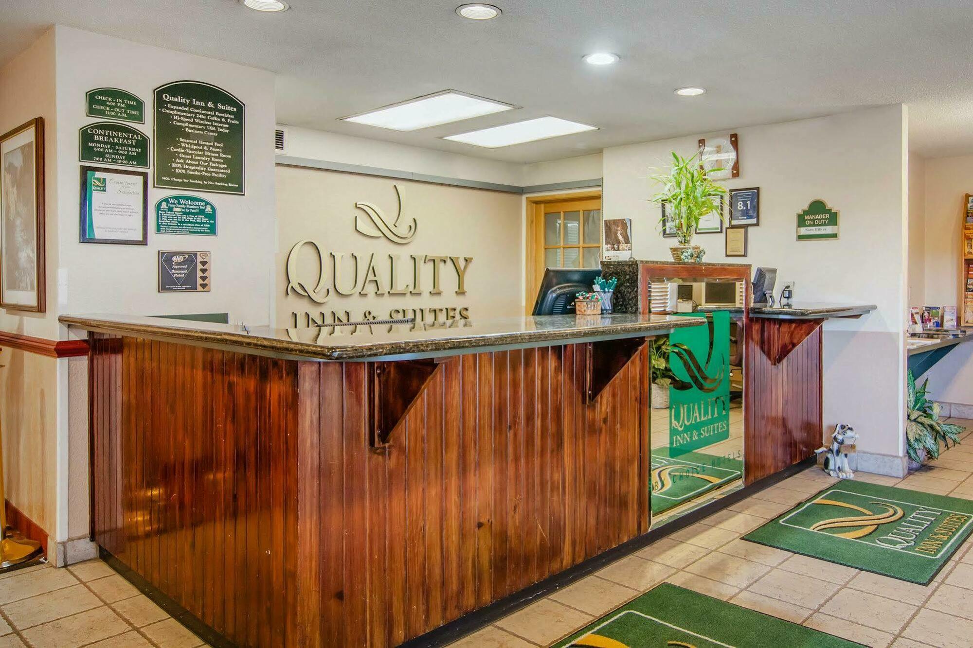 Quality Inn & Suites Medford Airport Exterior foto