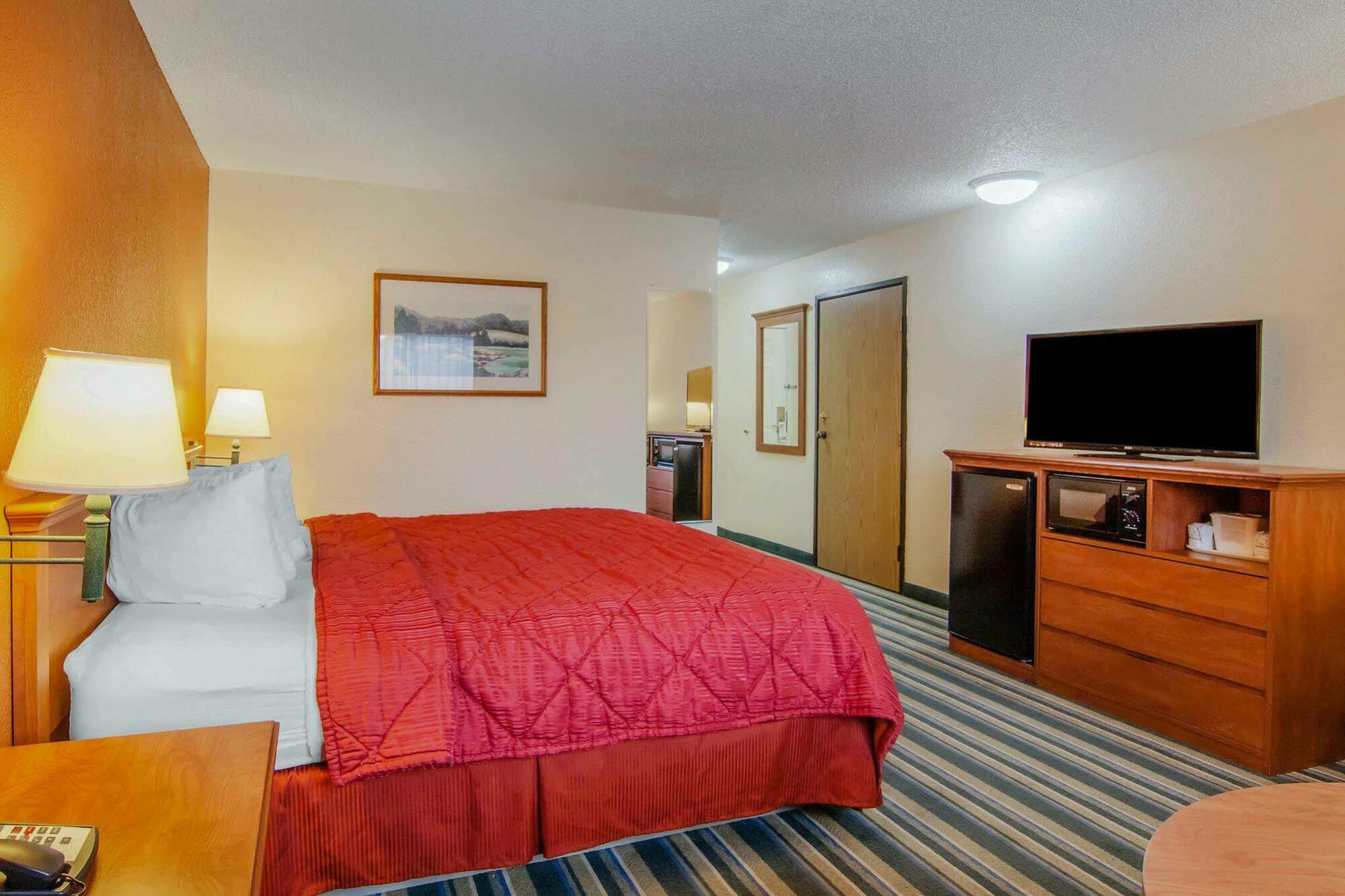 Quality Inn & Suites Medford Airport Exterior foto